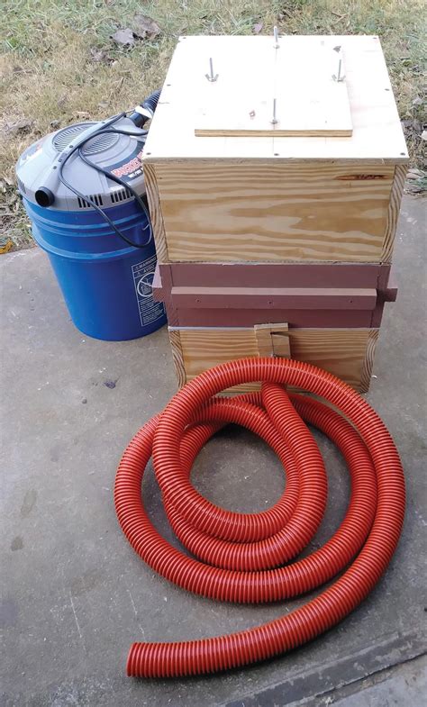 Build a Bee Vacuum - MOTHER EARTH NEWS | Everand