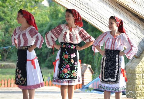 Romanian people traditional dress port popular - Romania Photo ...