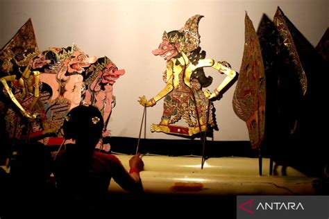 Pertunjukan wayang kulit dalang perempuan