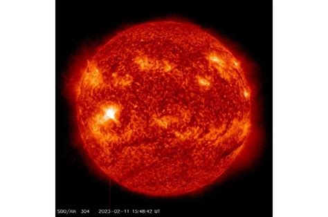 Strong solar flare erupts from sun