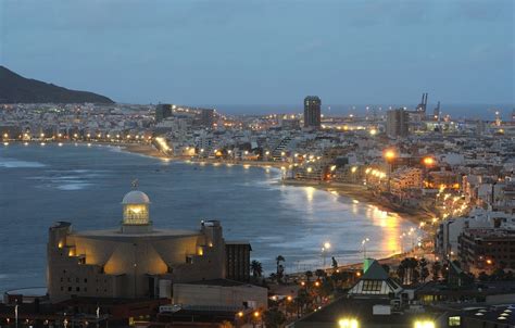 The city of Las Palmas de Gran Canaria at dusk | Las palmas de gran ...