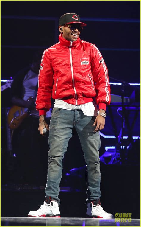 Photo: chris brown flashy dance moves at iheartradio music festival 11 ...