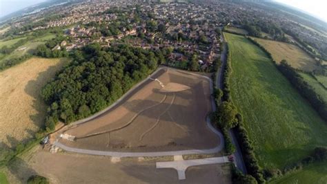 New flood defences in Thatcham follow 'one in 100-year' storm - BBC News