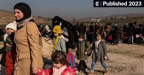 Thousands of Syrian Refugees in Turkey Rush to Border Crossing to ...