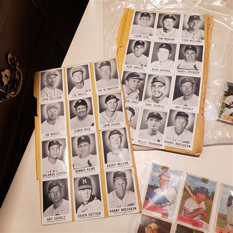 LOT OF VINTAGE BASEBALL CARDS - Big Valley Auction