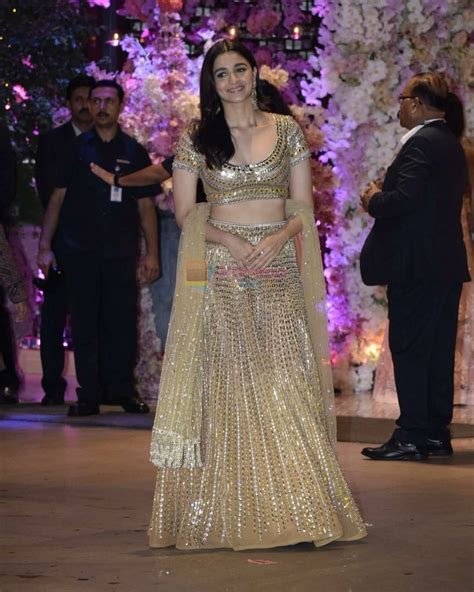 Design 35 of Alia Bhatt Wedding Dress | costtoreglazebathtub