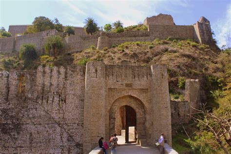 Travel guide to the largest fort in Himalayas : Kangra Fort in Himachal ...