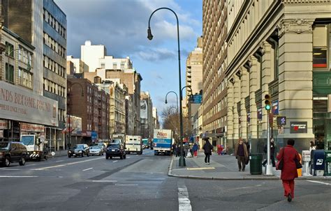 File:NYC 14th Street looking west 12 2005.jpg - Wikimedia Commons