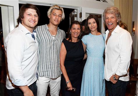 Jake Bongiovi, hijo de Bon Jovi, se compromete con la actriz Millie ...