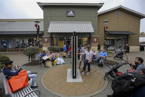 Houston Premium Outlets hosts supply drive, tax-free weekend event