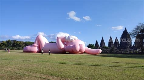 KAWS:HOLIDAY Hadir di Candi Prambanan, Indahnya Perpaduan Arsitektur ...