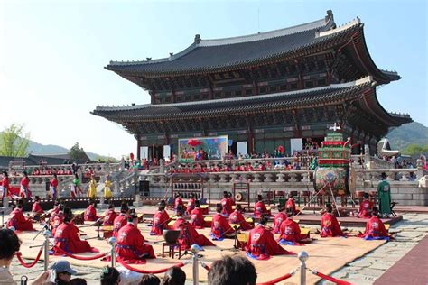 Small-Group Seoul Morning Royal Palaces Tour 2024