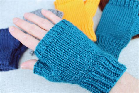 Simple Fingerless Glove Knitting Pattern - PurlsAndPixels