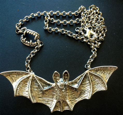 Vampire Bat Necklace on Luulla