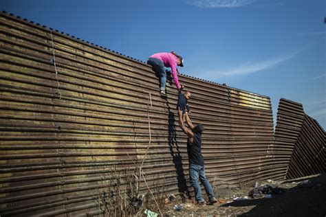 US agents fire tear gas at migrants trying to cross the border - The ...