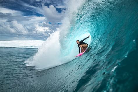 What is surfing and why people take surf lessons