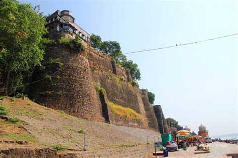 Tales Of A Nomad: Maheshwar: Fort, Temples and Carvings by the Narmada