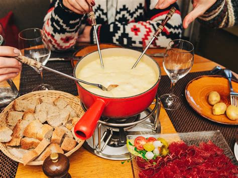 How to prepare cheese fondue at home (practical guide) - Newly Swissed ...