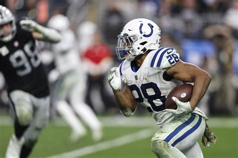 Jonathan Taylor expected to rejoin Colts at practice Wednesday - Yahoo ...