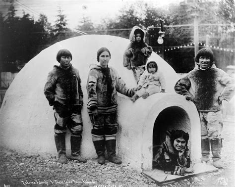 File:Eskimo family and their igloo cph.3c36050.jpg - Wikimedia Commons