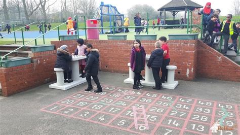 Betonnen Schaaktafel gepolijst bij Nelson Primary School in Birmingham ...