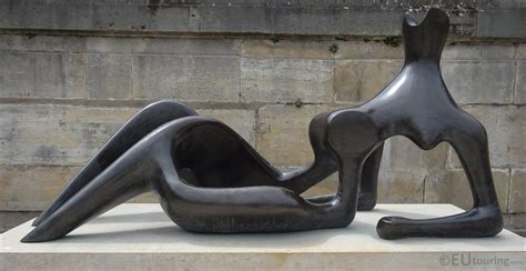 Reclining Figure sculpture inside Jardin des Tuileries - Page 81