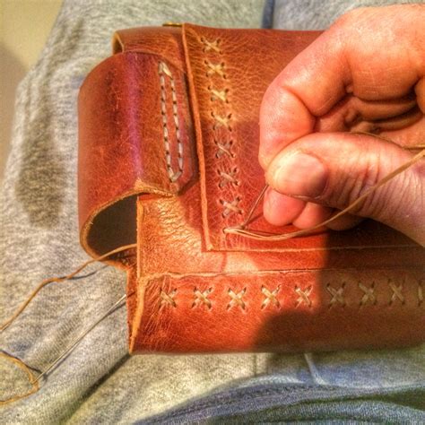 The art of stitching in leather | Läderhantverk, Lädersmycken, Stygn