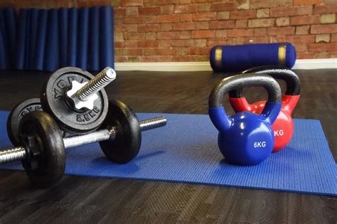 DUMBBELLS AND KETTLEBELLS - Raphael Fitness