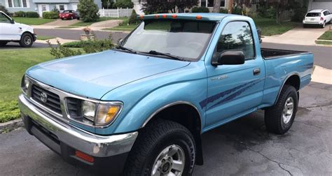 1995 Toyota Tacoma 4×4 Pickup 5-speed – $4,200 | GuysWithRides.com