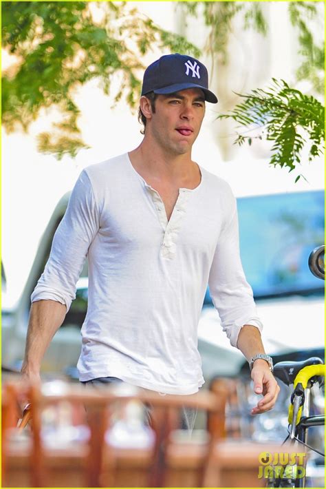 Chris Pine Grabs Coffee Before Work on 'Jack Ryan': Photo 2932412 ...