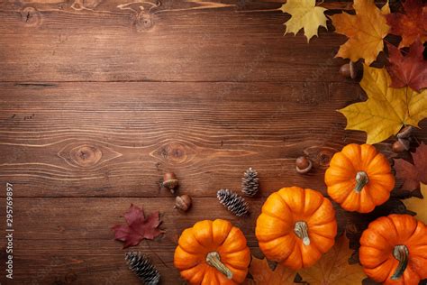 Autumn Thanksgiving background. Pumpkins, acorns and leaves on rustic ...