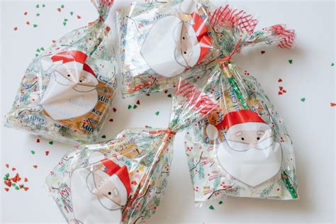 Easy to Make Holiday Treat Bags - Mamma Bear Says