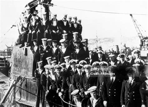 The crew of the British S-Class submarine HMS Splendid News Photo ...