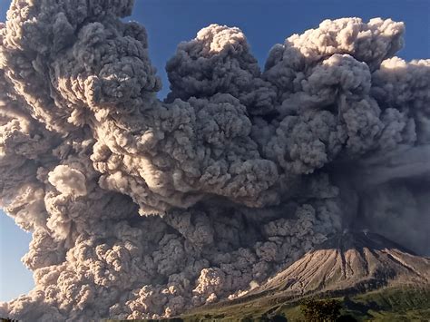 Gunung berapi Indonesia Gunung Sinabung telah meletus dan mengeluarkan ...