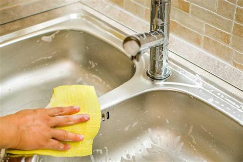 Tips for cleaning your kitchen sink