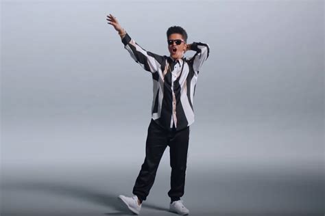 Bruno Mars Dances in Old-School Nikes for ‘That’s What I Like’ Video ...