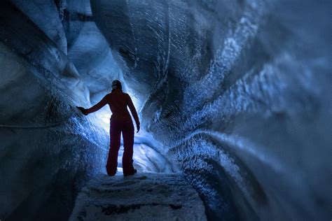 Frozen: Explore a frozen world in the ice cave - Discover Svalbard