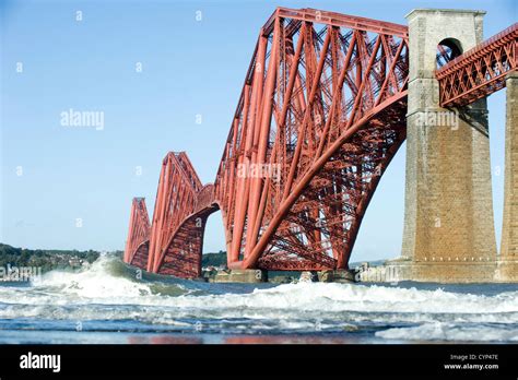 Painting the forth bridge hi-res stock photography and images - Alamy