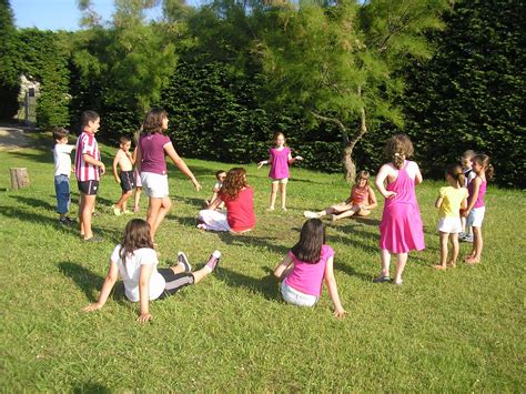 Juegos Para Fiestas Familiares Al Aire Libre / Los Mejores Juegos Para ...