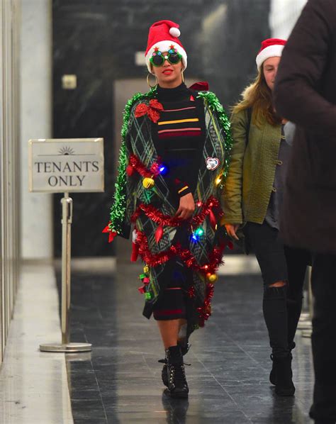 Beyoncé steps out in a Christmas outfit in NYC|Lainey Gossip ...