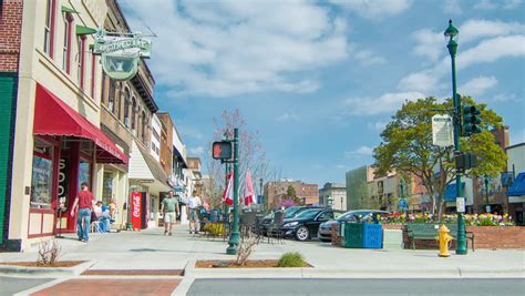 HENDERSONVILLE NC - 2014: Main Street Shops In Historic Downtown ...