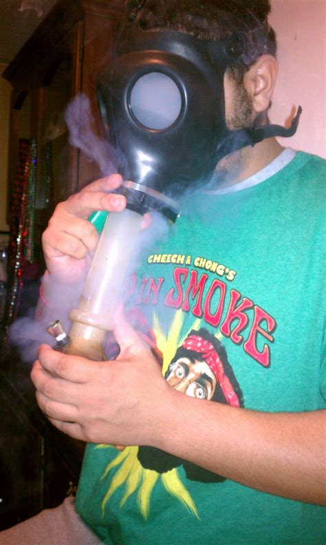 big time gas mask bong hit - STUFF STONERS LIKE