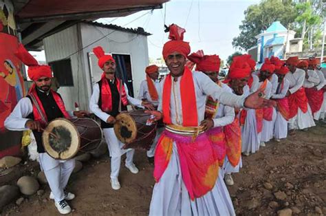 Splendid Folk Dances of Jammu and Kashmir You Must Experience in The Valley