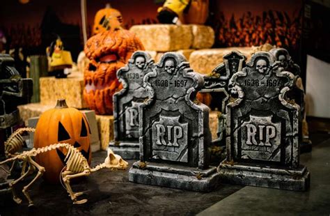 Hosting a Halloween party? Decorate your venue like a graveyard ...