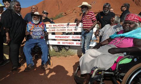 Handback of Uluru to the Anangu people | Australia’s Defining Moments ...