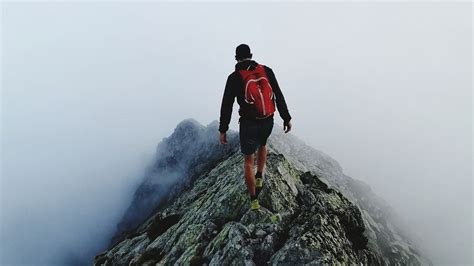 Is hiking dangerous? Hiking hazards and how to mitigate them | Advnture