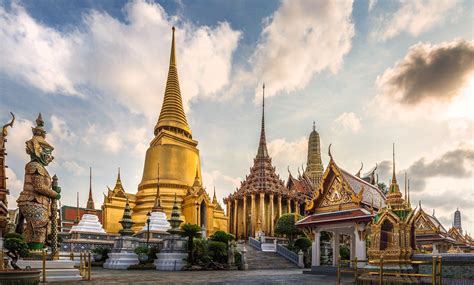 The Great Emerald Buddha Temple In Bangkok - Thailand | experitour.com