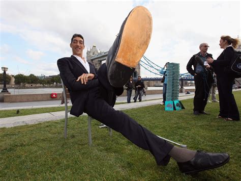 World's tallest man Sultan Kosen stops growing - Photo 1 - Pictures ...