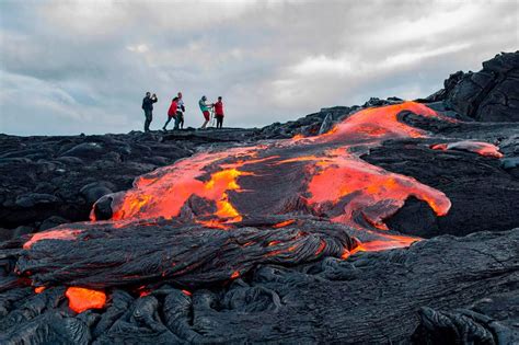 Daring tourists hike on ACTIVE volcano in Hawaii to get as close as ...