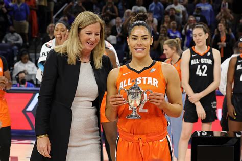 Did WNBA MVP Kelsey Plum Receive a Trophy That Cost Only $18? | Snopes.com